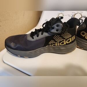 Adidas OwntheGame 2.0 Mens Basketball Shoes. Mens 6.5. Black and gold.